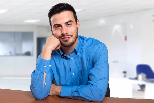 Beau gestionnaire dans le bureau — Photo