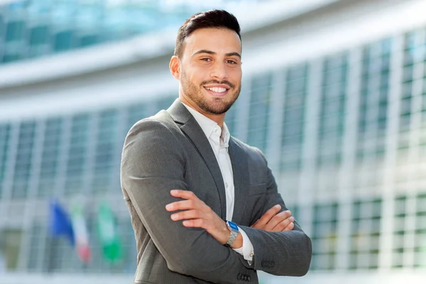 Geschäftsmann im Freien in einer modernen Stadt — Stockfoto