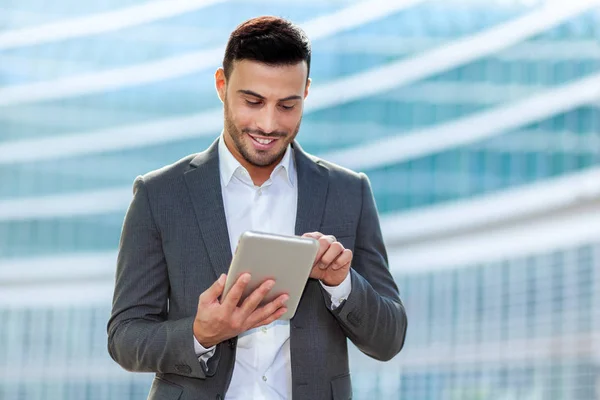 Homme souriant utilisant une tablette numérique — Photo