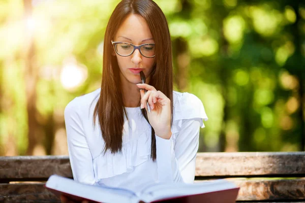 Vrouw studeren aan park — Stockfoto