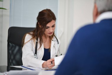 Doktor hastasını için konuşuyor