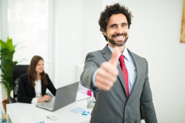 başparmak veren gülümseyen iş adamı