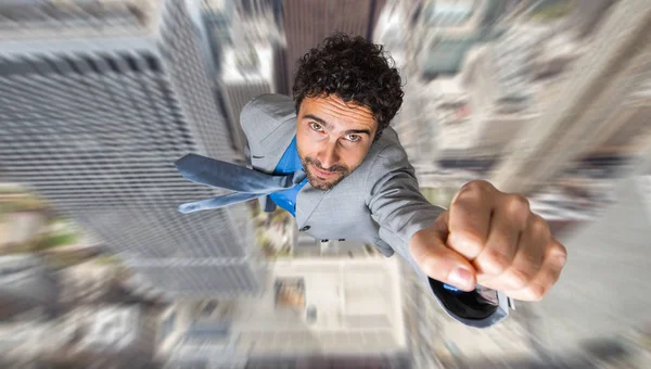 Podnikatel superhrdina létání nad městem — Stock fotografie