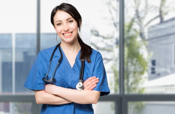 Infermiera sorridente in ospedale — Foto Stock