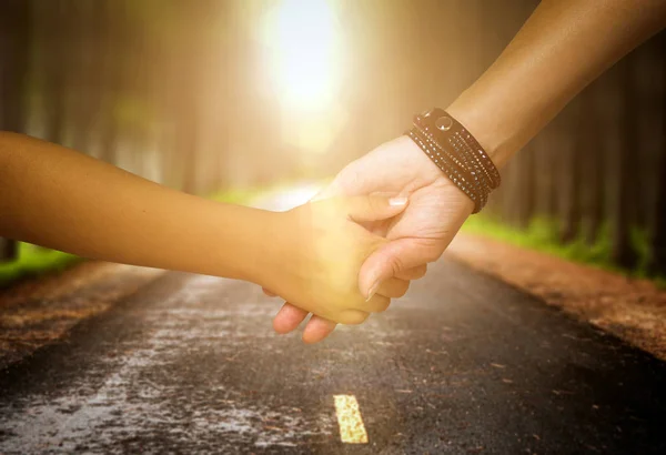 Madre sosteniendo una mano de hijo — Foto de Stock