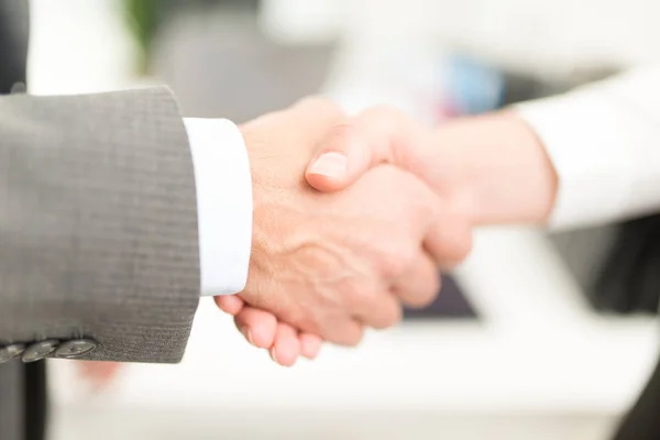 Menschen beim Händeschütteln im Büro — Stockfoto