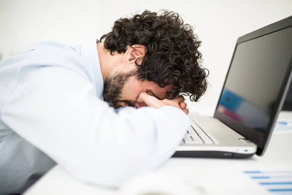 Homem de negócios cansado deitado no laptop — Fotografia de Stock