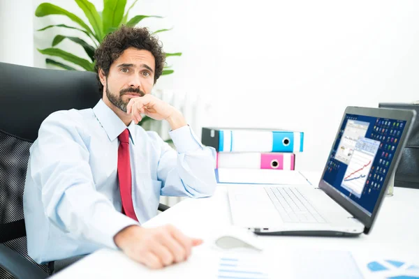 Homem de negócios usando laptop — Fotografia de Stock