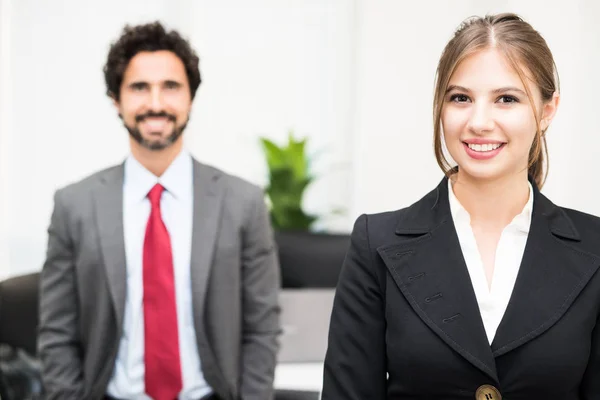 Lächelnde Geschäftspartner — Stockfoto