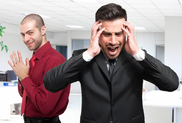 Homme désespéré dans son bureau — Photo