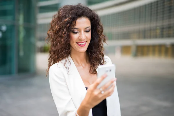 Geschäftsfrau benutzt ihr Handy — Stockfoto