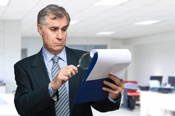 Hombre de negocios mirando algunos documentos — Foto de Stock