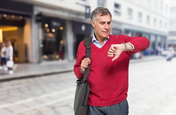 Uomo anziano guardando orologio da polso — Foto Stock