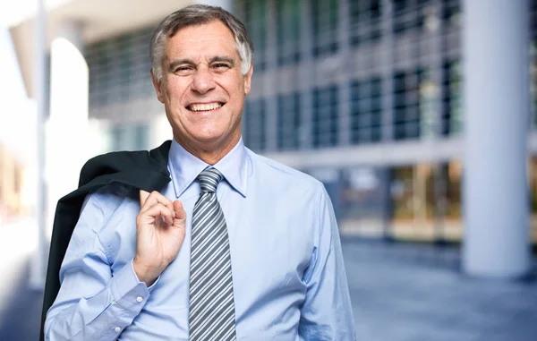 Hombre de negocios senior en la ciudad moderna —  Fotos de Stock