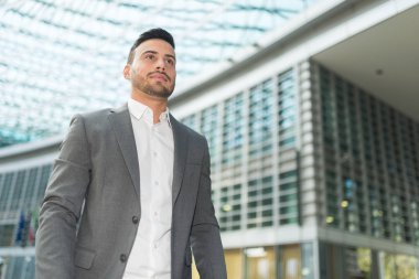 kentsel ortamda gülümseyen iş adamı 