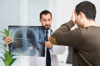 Doktor gösteren Radyografi hastaya
