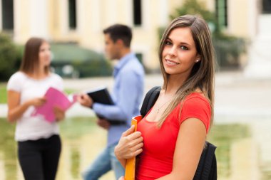 Gülümseyen kız öğrencinin portresi