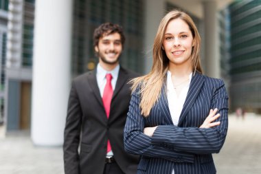 Gülümseyen iş adamları açık