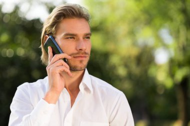 Telefonda Konuşan Adam