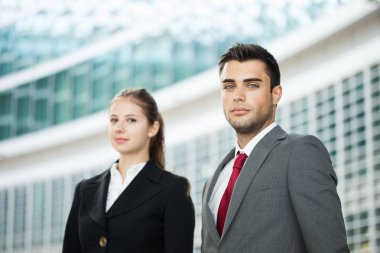iş adamları ofis önünde