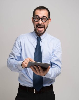 Nerdy işadamı tablet kullanma