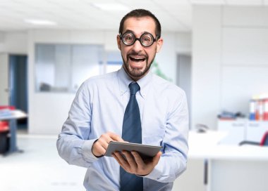 Nerdy işadamı tablet kullanma