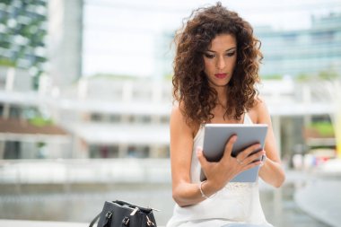 Tablet kullanan kadın