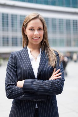 Genç, gülümseyen kadın