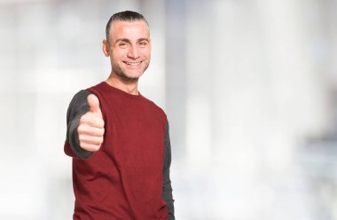 başparmak gösterilmesini gülümseyen pozitif adam