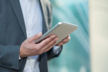 Tablet açık kullanan adam