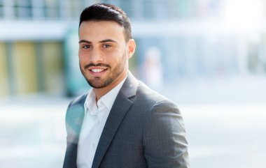 yakışıklı gülümseyen iş adamı