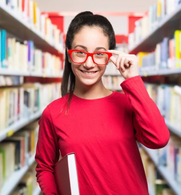 gülümseyen öğrenci kitaplığı