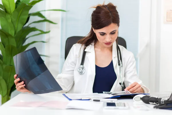 Jeune femme médecin au bureau — Photo