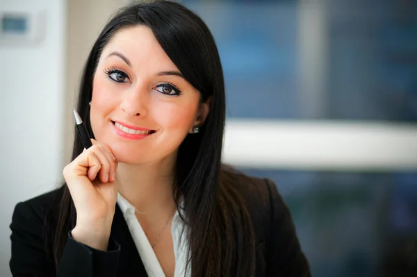 Zakenvrouw in office — Stockfoto