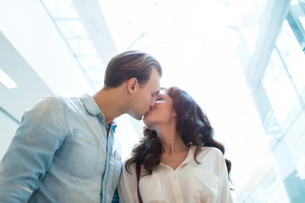 Young couple kissing — Stock Photo, Image