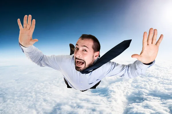 Испуганный бизнесмен падает с неба — стоковое фото