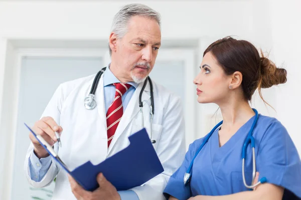 Läkare pratar med en sjuksköterska — Stockfoto
