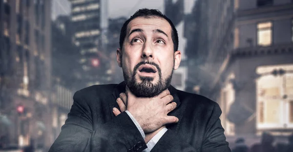 Man choking in polluted city — Stock Photo, Image