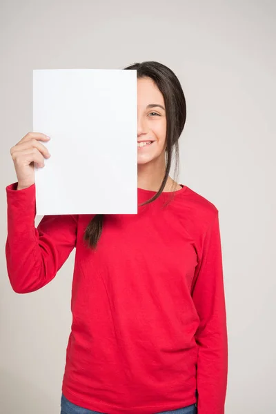 Підліток покриває обличчя папером — стокове фото