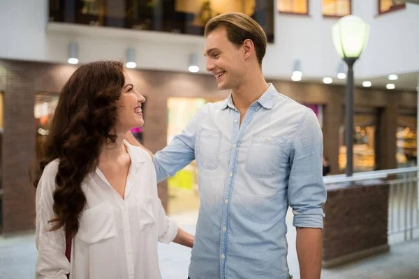 Casal andando no shopping — Fotografia de Stock