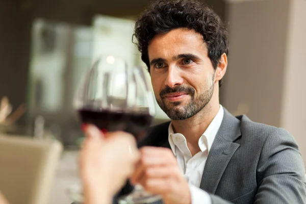 Paar proosten glazen in restaurant — Stockfoto