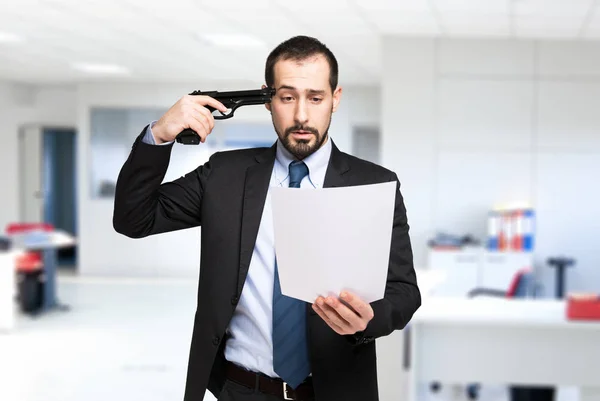 Empresario apuntando arma a cabeza — Foto de Stock