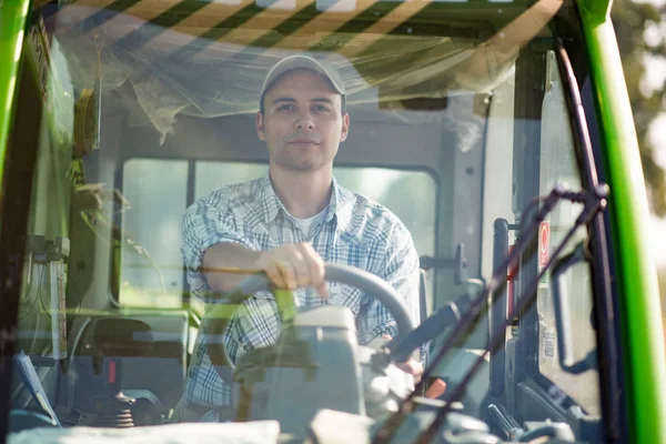 Agriculteur conduisant la machine de récolte — Photo