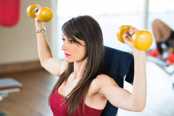 Femme faisant du fitness dans la salle de gym — Photo