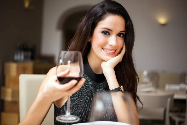 Frau mit Glas Rotwein — Stockfoto