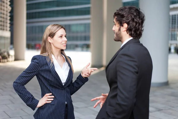 Açık havada konuşan arkadaşları