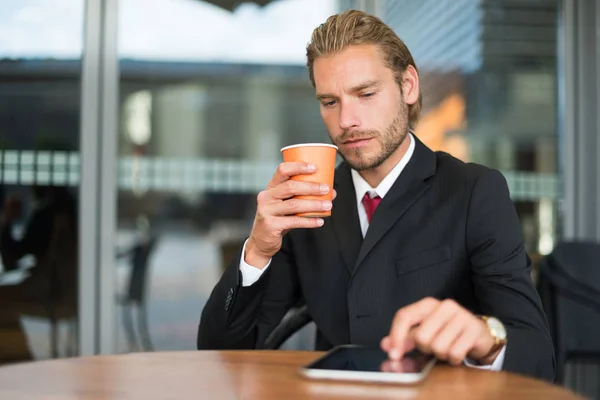 使用平板电脑和喝咖啡的商人 — 图库照片