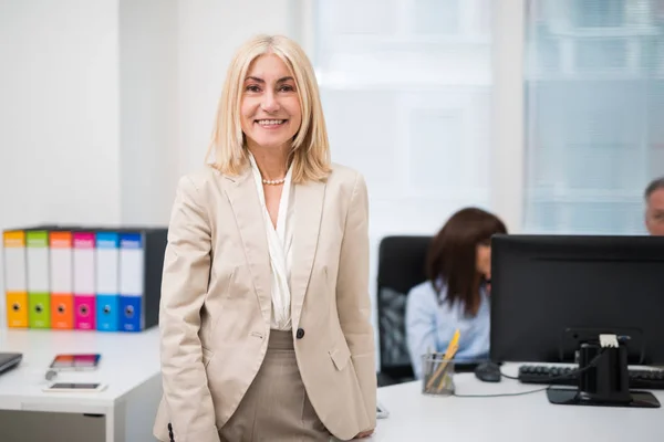 Sorridente donna d'affari in carica — Foto Stock