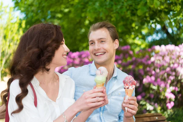 Pareja comiendo un helado — Foto de Stock