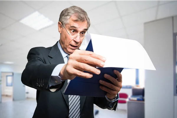 Geschäftsmann liest ein Dokument — Stockfoto